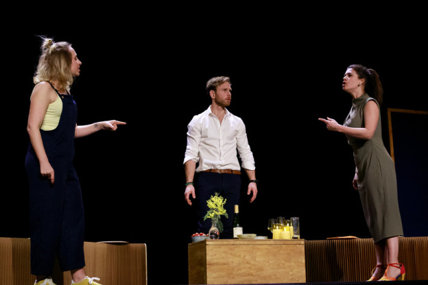 Un caillou dans la chaussure à l’Apollo Théâtre à Paris : une comédie de boulevard sur le mensonge