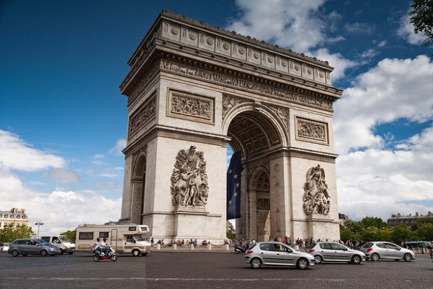 L’Arc de Triomphe : une vue imprenable aux pieds des Champs-Elysées