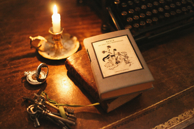 Partez sur les traces d'Alice chez La Pièce, l'escape game immersif