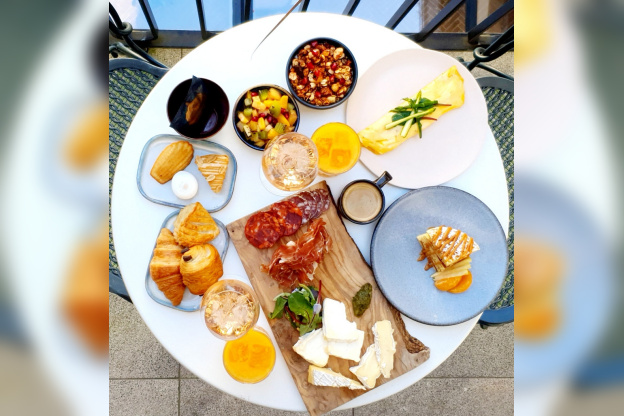À Paris, l'hôtel des Grands Boulevards lance son offre "brunch en chambre"