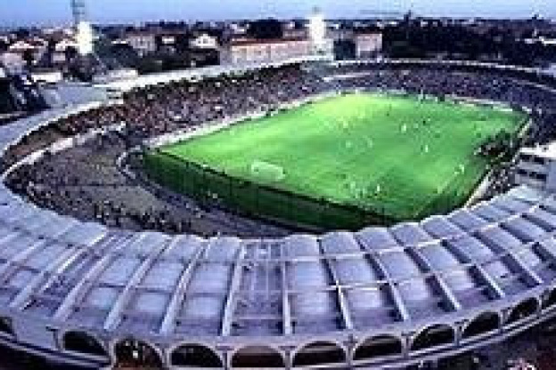 Bordeaux : La pelouse de Chaban-Delmas bâchée