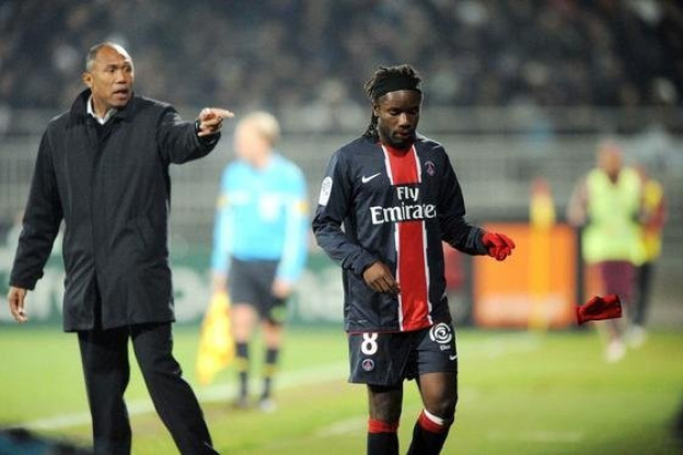 Tension palpable dans le groupe