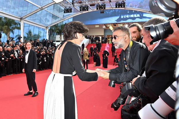 Rachida Dati, Ministre de la Culture, salue un photographe en pleine montée des marches à Cannes