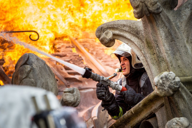 Notre-Dame brûle : le drame historique de Jean-Jacques Annaud
