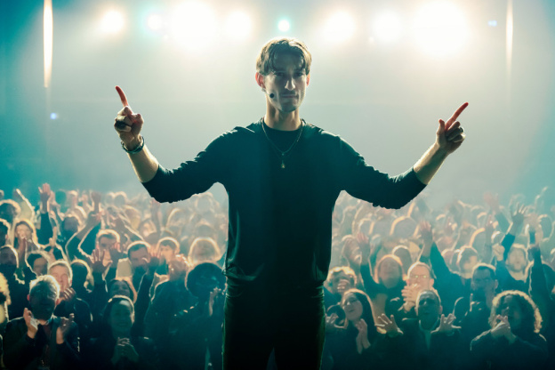 Gourou : thriller psychologique avec Pierre Niney par Yann Gozlan