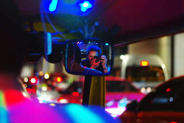 Raphaël explore la mémoire et l’illusion avec Karaoké aux Bouffes du Nord