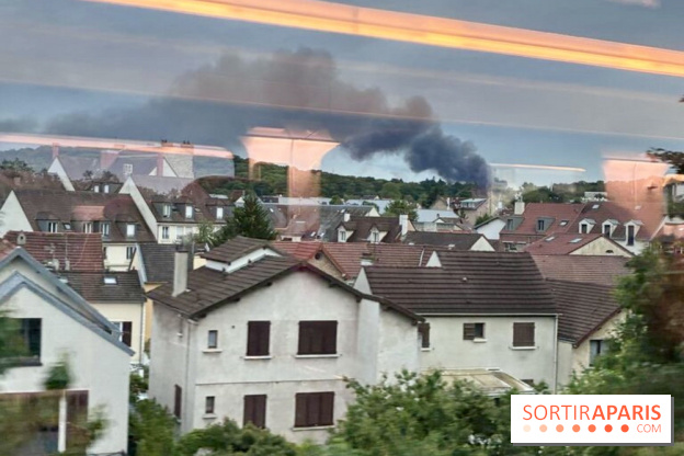 Yvelines : un important incendie en cours au sud de Paris, un impressionnant panache de fumée visible à des kilomètres