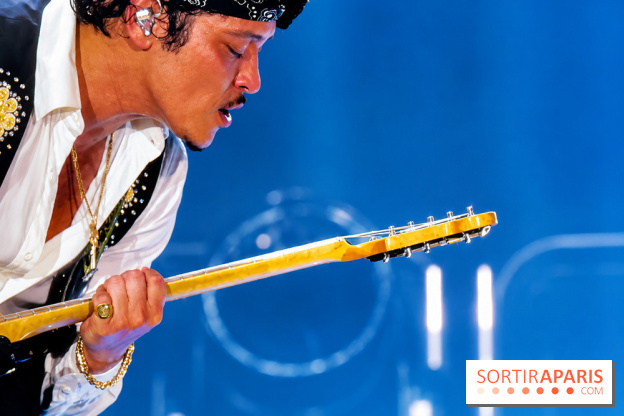Bruno Mars, guitare en main au Stade de France