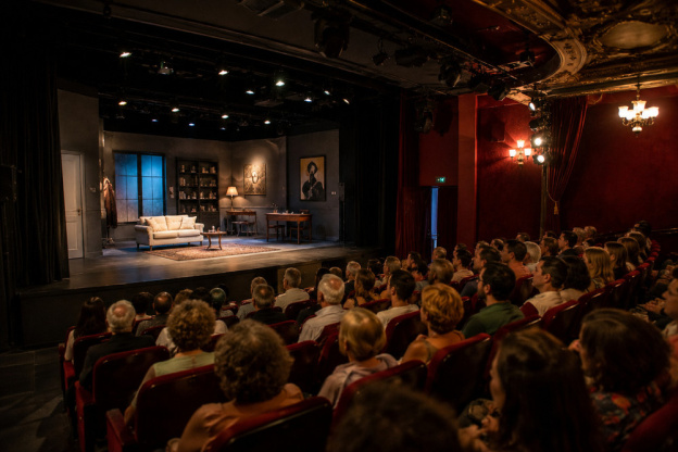 Salle de théâtre parisienne avec décor de scène