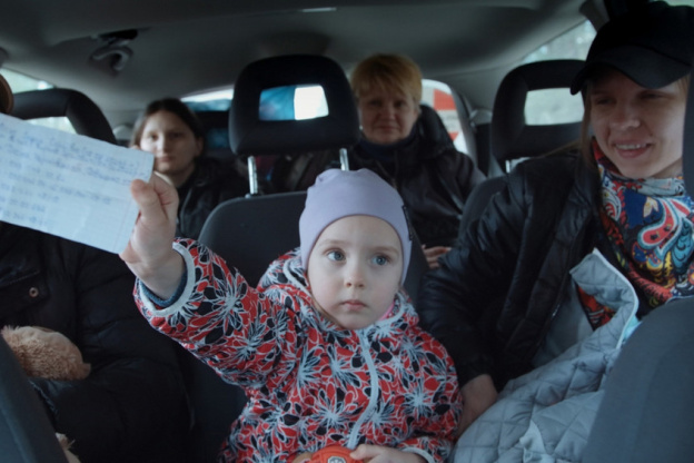 "In The Rearview" de Maciek Hamela : Exilés ukrainiens en fuite dans un van polonais