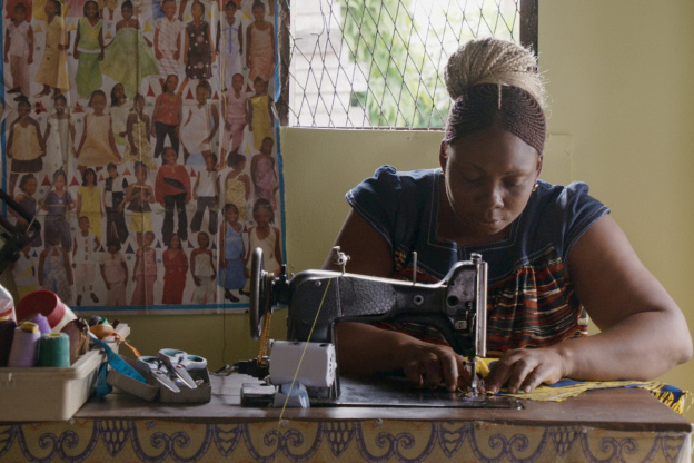 MAMBAR PIERRETTE de Rosine Mbakam : La lutte d'une mère couturière sous la pluie de Douala