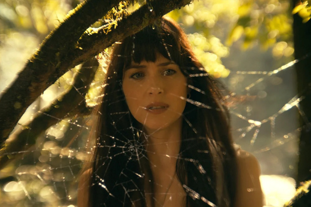 MADAME WEB : Dakota Johnson incarne Cassandra Webb au cinéma en février 2024