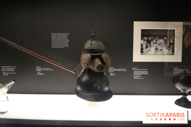 Exposition DADA au Musée de l'Orangerie - Casque adrian surmonté d'une tête de cochon coiffée d'un casque à pointe, anonyme, 1917
