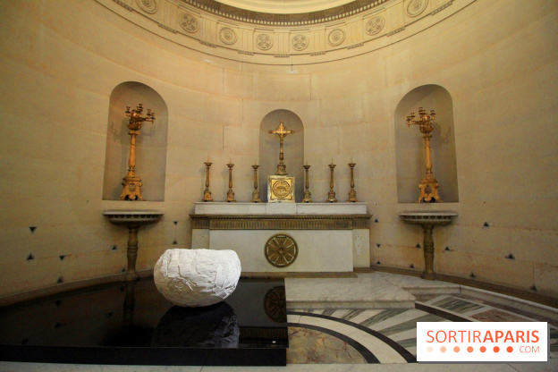 Un monde de plis à la chapelle Expiatoire