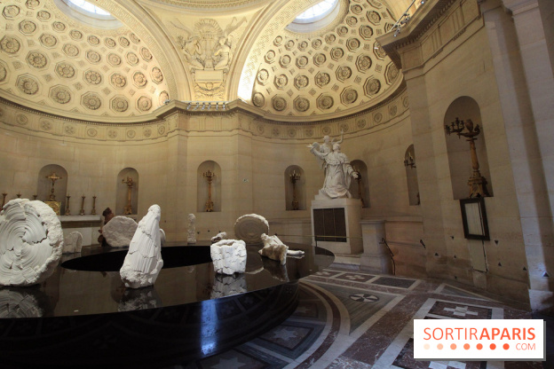 Un monde de plis à la chapelle Expiatoire