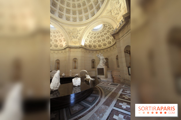 Un monde de plis à la chapelle Expiatoire