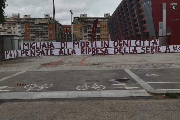 Coronavirus : des groupes de supporters européens se mobilisent contre la reprise du football