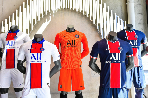 PSG : les nouveaux maillots officiels pour les 50 ans du club 