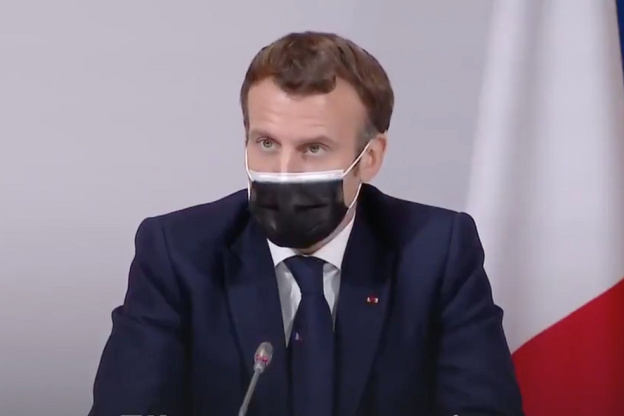 Mutation Covid-19 : "On doit redoubler de vigilance" insiste Emmanuel Macron