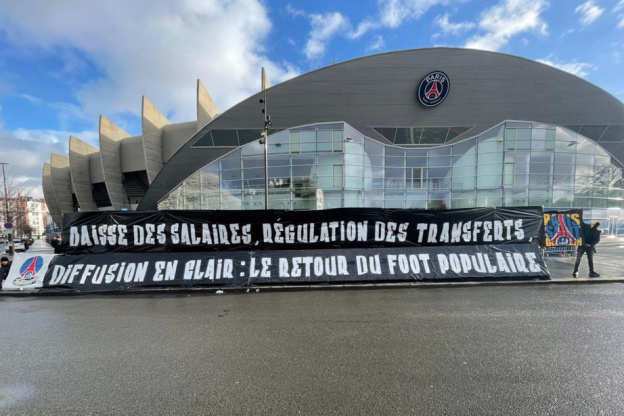 PSG : les Ultras saluent "le retour du foot populaire" sur une banderole devant le Parc des Princes