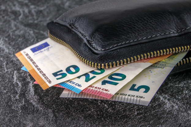 LREM propose un prêt de 10 000 euros à tous les jeunes 18-25 ans pour "se lancer dans la vie"