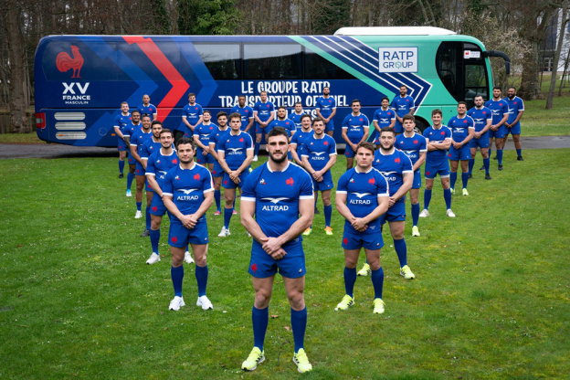 La RATP rhabille le bus du XV de France de rugby avec ses couleurs