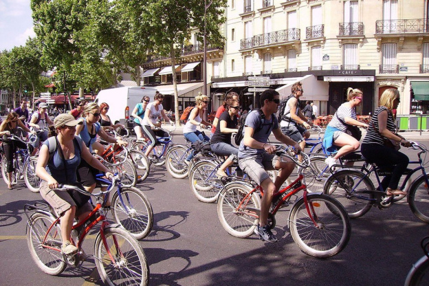 Cyclodays, le rendez-vous des amoureux de vélo sur le parvis de l'Hôtel de Ville à Paris