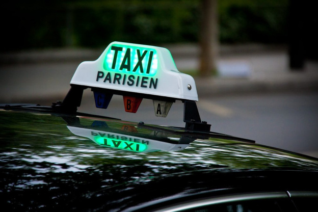 Manifestation de taxis devant le ministère des Transports à Paris ce jeudi