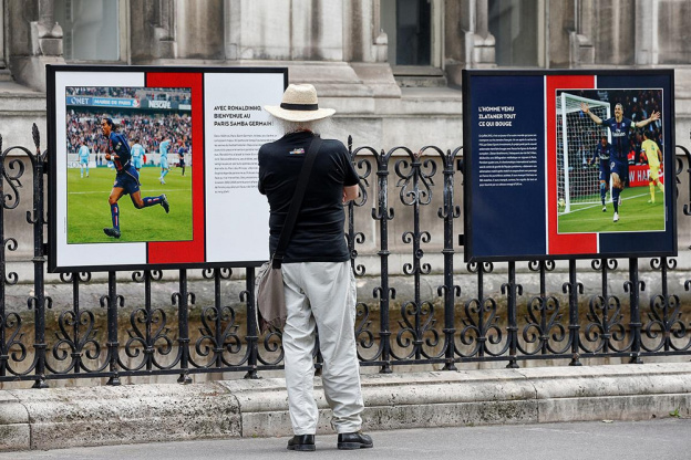 Le PSG célèbre ses 50 ans avec une exposition photo sur les grilles de l'Hôtel de Ville à Paris