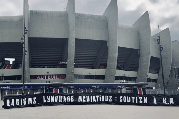 Les Ultras du PSG déploient une banderole de soutien à Kylian Mbappé après un Euro 2021 compliqué