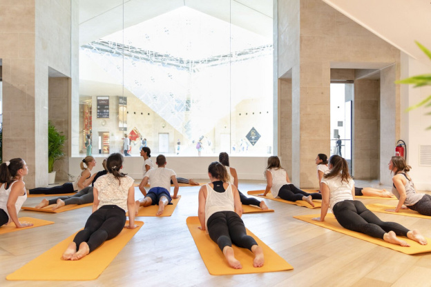 Des cours de yoga au Carrousel du Louvre à Paris 