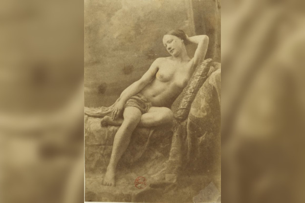 Eugène Durieu / Nu féminin assis sur un divan