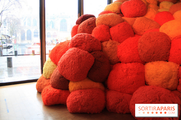 Sheila Hicks, Le Sentinelle de safran au Centre Pompidou : les photos de l'exposition