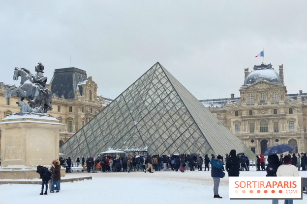 La Neige à Paris - Musée du Louvre pyramide