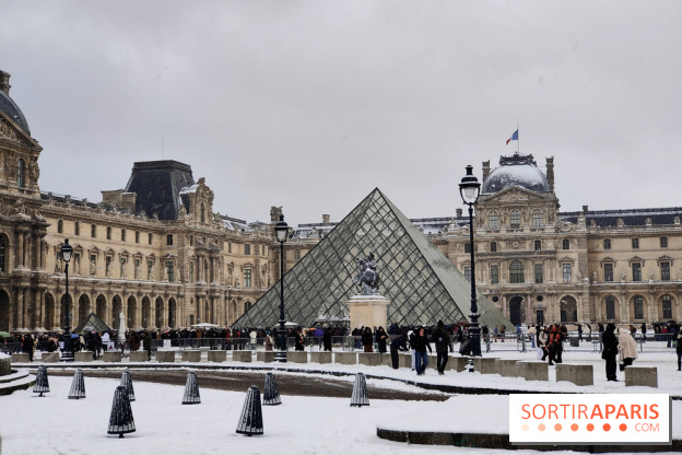La Neige à Paris - Musée du Louvre pyramide