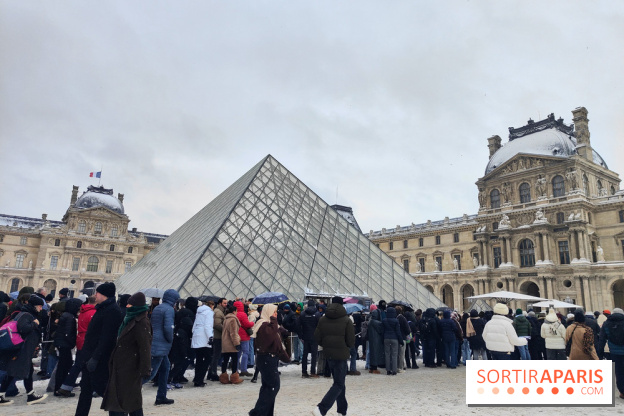 La Neige à Paris - Musée du Louvre pyramide foule