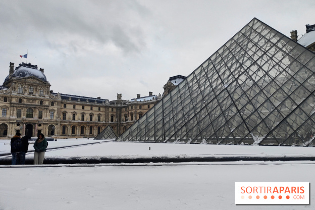 La Neige à Paris - Musée du Louvre pyramide