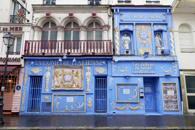 La Comédie Italienne et sa belle façade colorée, témoignages du théâtre franco‑italien à Paris