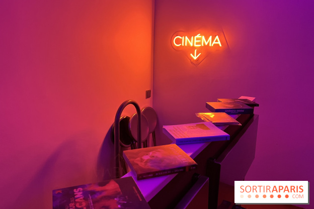 Insolite : Out of the blue, le bar-cinéma qui mixe vins nature et courts-métrages d'auteur à Paris