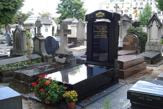 Le Cimetière de Passy, en face de la Tour Eiffel