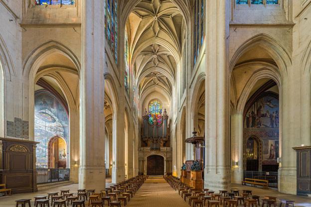 L'Eglise Saint-Gervais-Saint-Protais, en face de l'Hôtel de Ville 