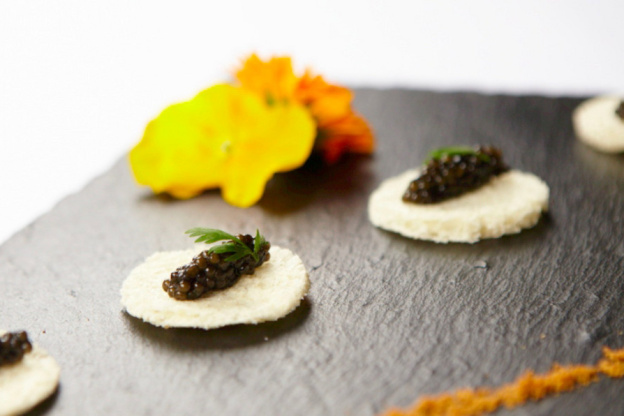 Un bar à caviar Casparian au pop-up store Air Brigitte 