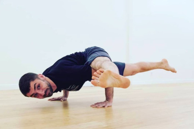 Des cours de yoga pour hommes au Studio Qee
