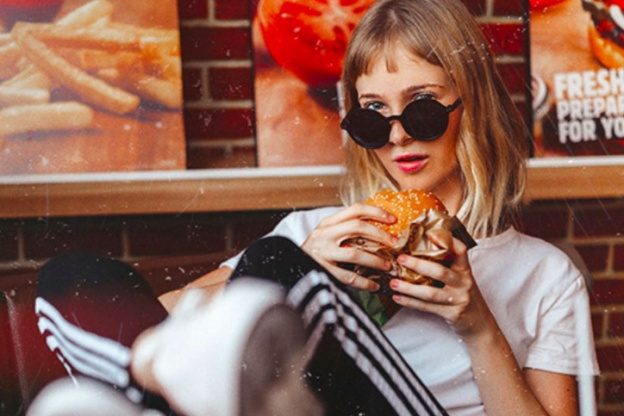 Distribution de burgers gratuits par Saint Burger