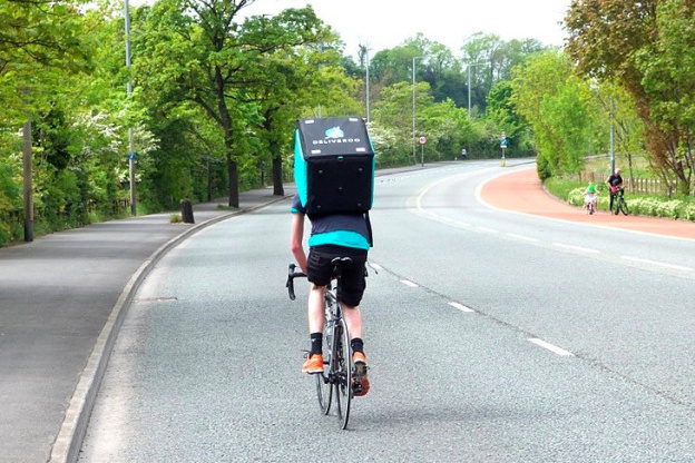 Coronavirus : les services de livraison de repas proposent la livraison sans contact