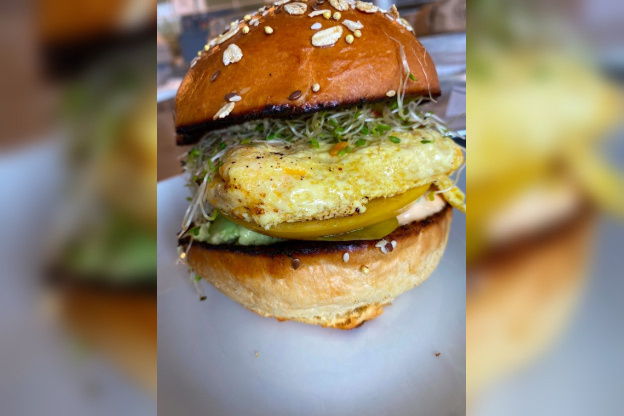 La recette du breakfast sandwich de Moïse Sfez, chef de Homer Lobster