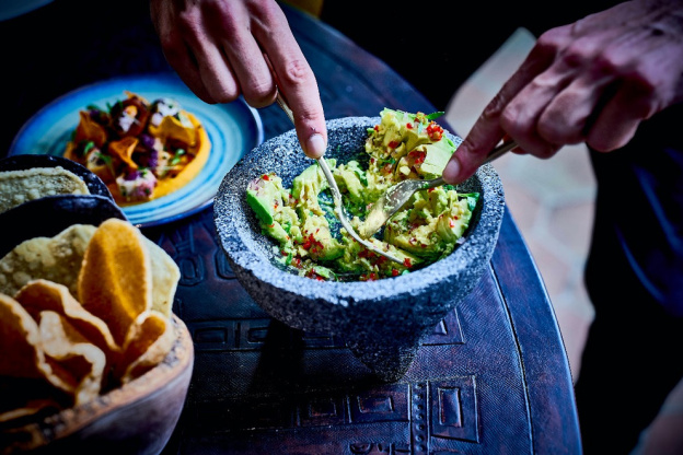 La recette du guacamole minute de Sanjay Dwivedi, chef du restaurant Coya