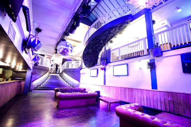 Rassemblement des DJs pour manifester contre la fermeture prolongée des boîtes de nuit