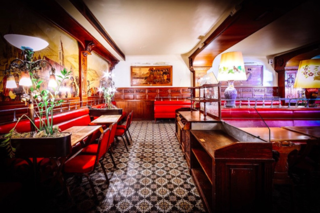 Vente aux enchères à la brasserie Jenny qui devient ensuite Bouillon République