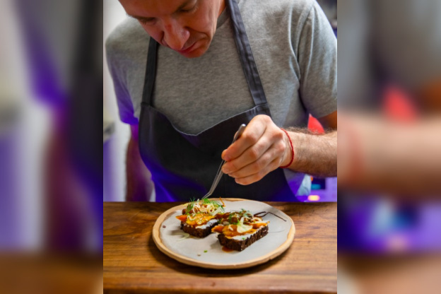 La recette de la tartine carotte, feta et miel d'Antonin Bonnet, chef de Quinsou